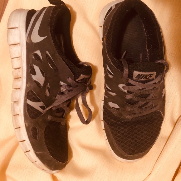 Nike running shoes black grey and white - Picture 3 of 4